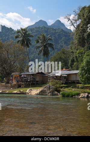 Vertikale Ansicht von gestelzt Holzhütten und Häuser an den Ufern des Nam Song Flusses in der Nähe von Vang Vieng Stockfoto