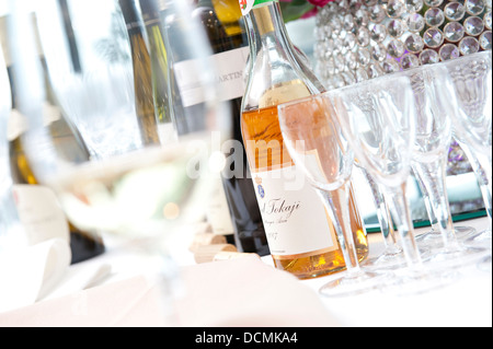 Flaschen Wein und Gläser in Funktion Stockfoto