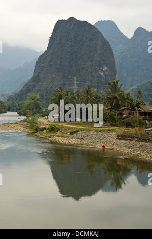 Vertikale Ansicht der traditionellen Holzhütten und Häuser an den Ufern des Nam Song Flusses in der Nähe von Vang Vieng Stockfoto