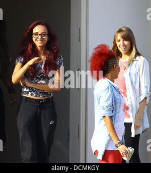 Jade Thirlwall, Leigh-Anne Pinnock bei X Factor Haus England - 24.10.11 Stockfoto