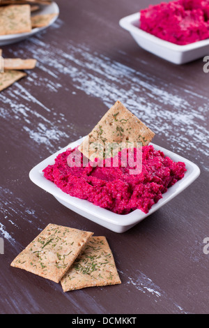 Portion rote Beete Hummus mit Cracker Stockfoto