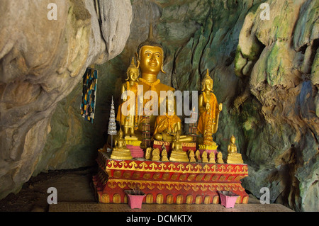 Horizontale Nahaufnahme von mehreren Buddha-Statuen im Inneren Tham Sang oder Tham Xang, Elefanten Höhle in der Nähe von Vang Vieng Stockfoto