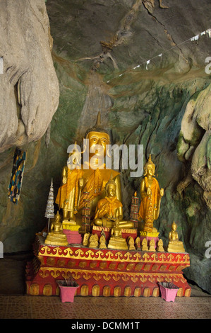 Vertikale Ansicht von Buddha-Statuen im Inneren Tham Sang oder Tham Xang, Elefanten Höhle in der Nähe von Vang Vieng Stockfoto