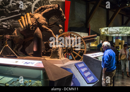 Urlauber, die im ersten Weltkrieg Waffen und WWI Funde In Flanders Fields Museum, Ypern, West-Flandern, Belgien Stockfoto