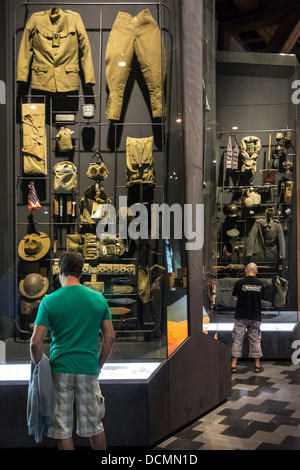 Besucher betrachten WW1 amerikanischer und deutscher ersten Weltkrieg 1 Battledresses an In Flanders Fields Museum, Ypern, Belgien Stockfoto