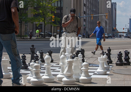 Detroit, Michigan - zwei Männer spielen Schach auf einem Bürgersteig Schachbrett in der Innenstadt von Detroit. Stockfoto