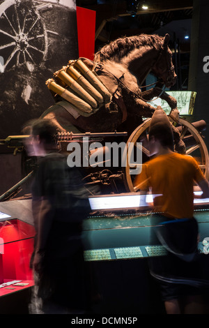 Urlauber, die im ersten Weltkrieg Waffen und Pferd tragen Munition im In Flanders Fields Museum, Ypern, Belgien Stockfoto