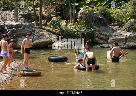 Horizontal in der Nähe von Touristen, die Schläuche entlang Nam Song River in der Nähe von Vang Vieng, post up hartem Durchgreifen der Regierung. Stockfoto