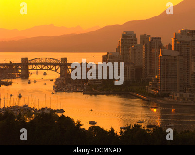 BURRARD STREET BRIDGE FALSE CREEK VANCOUVER SKYLINE BRITISH COLUMBIA KANADA Stockfoto