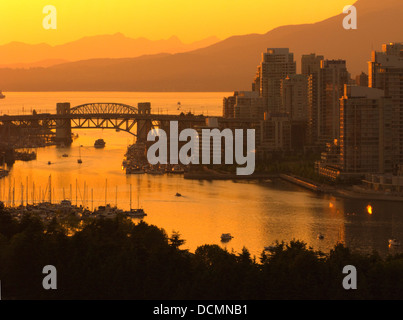 BURRARD STREET BRIDGE FALSE CREEK VANCOUVER SKYLINE BRITISH COLUMBIA KANADA Stockfoto