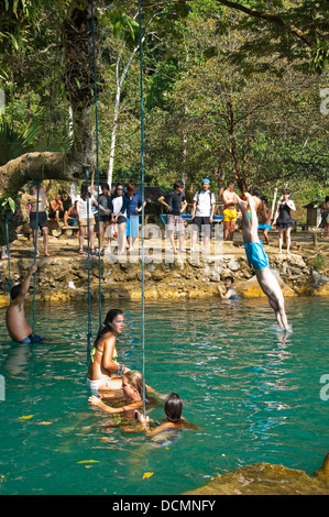 Vertikale Ansicht von Touristen, die Spaß am Poukham Höhle aka Tham Phu Kham und die blaue Lagune am Nam Song River in der Nähe von Vang Vieng Stockfoto
