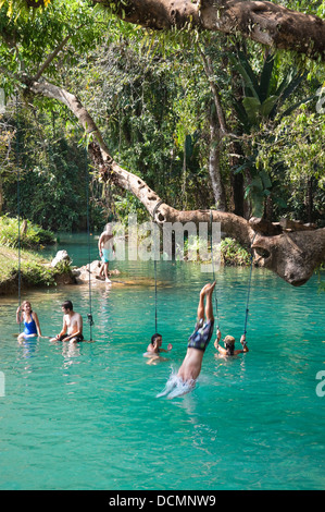 Vertikale Ansicht von Touristen, die Spaß am Poukham Höhle aka Tham Phu Kham und die blaue Lagune entlang des Nam Song Flusses in der Nähe von Vang Vi Stockfoto