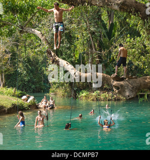 Ansicht von Touristen, die Spaß am Poukham Höhle aka Tham Phu Kham und die blaue Lagune entlang des Nam Song Flusses in der Nähe von Vang Vien quadratisch Stockfoto