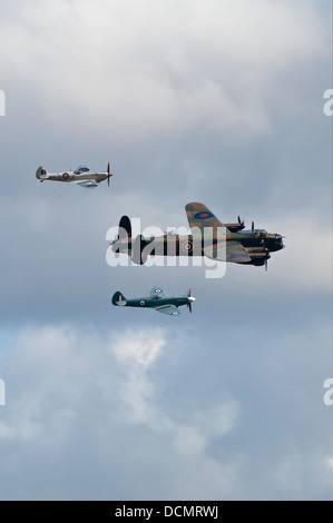 Vertikale Ansicht eines Lancaster-Bomber, flankiert von zwei Spitfires fliegen in den Himmel. Stockfoto