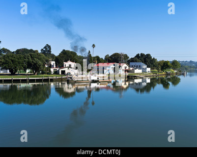 dh Whanganui River WANGANUI Neuseeland Paddle Steamer Schiff festgemacht am Flussufer Stockfoto