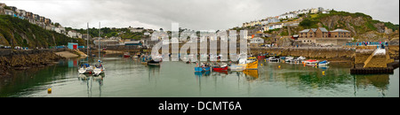 Horizontale Panoramablick über den Hafen in Mevagissey an einem dunklen bewölkten Tag. Stockfoto