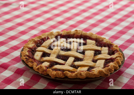 Eine hausgemachte Concord Trauben Torte kühlt auf dem Tisch. Stockfoto