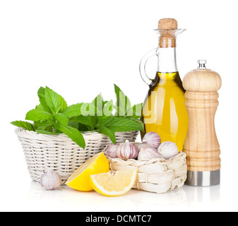 Frischen Kräutern, Olivenöl und Pfeffer Shaker. Isoliert auf weißem Hintergrund Stockfoto