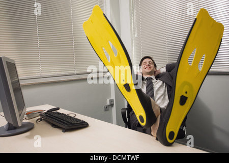 Kaufmännische Angestellte an Rezeption tragen schwimmen Schwimmflossen Stockfoto