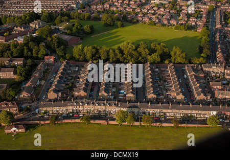 Luftfoto: Reihen traditioneller Terrassenhäuser entlang der Albemarle Road, York. UK Stockfoto