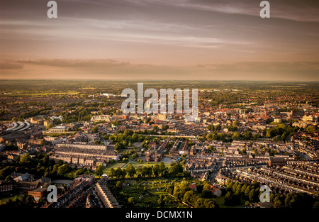 Luftaufnahme von York, Blick nach Norden, mit York Minster in der Ferne. Stockfoto