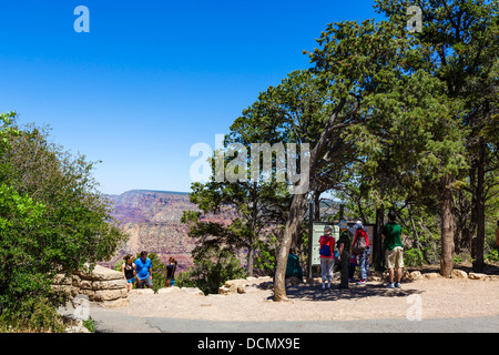 Touristen auf den Aussichtspunkt am Grandview Point, South Rim, Grand Canyon National Park, Arizona, USA Stockfoto