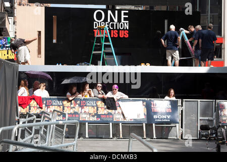 Leicester Square, London, UK. 20. August 2013.  Fans versammeln sich vor einer Richtung Weltpremiere "Dies ist uns" in Leicester Square Credit: Amer Ghazzal/Alamy Live-Nachrichten Stockfoto