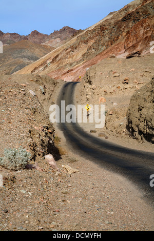 Künstler fahren da es dreht sich und fällt durch den Mars wie Landschaft des Death Valley Nationalpark, Kalifornien, USA Stockfoto