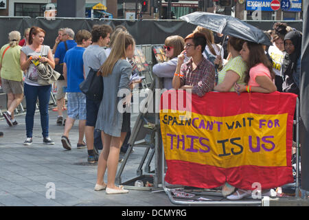 London, UK. 20. August 2013. Eine Richtung Fans warten vor einem Leicester Square Kino die Premiere ihres Films. Bildnachweis: Stuart Crump/Alamy Live-Nachrichten Stockfoto