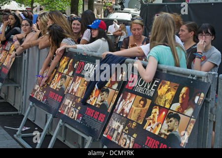 London, UK. 20. August 2013. Eine Richtung Fans warten vor einem Leicester Square Kino die Premiere ihres Films. Bildnachweis: Stuart Crump/Alamy Live-Nachrichten Stockfoto