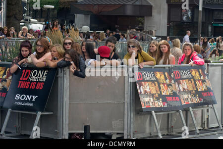 London, UK. 20. August 2013. Eine Richtung Fans warten vor einem Leicester Square Kino die Premiere ihres Films. Bildnachweis: Stuart Crump/Alamy Live-Nachrichten Stockfoto