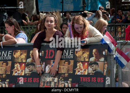 Leicester Square, London, UK. 20. August 2013.  Fans versammeln sich vor einer Richtung Weltpremiere "Dies ist uns" in Leicester Square Credit: Amer Ghazzal/Alamy Live-Nachrichten Stockfoto