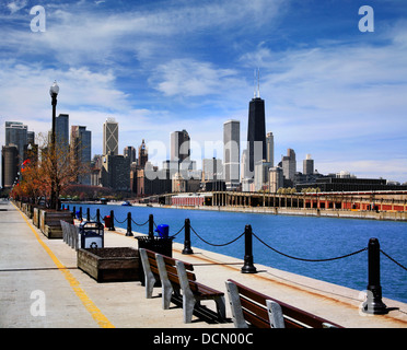 Die Hälfte der Skyline von Chicago, wie gesehen von der Parkplatz Garage Seite der Navy Pier an einem schönen Tag In Chicago, Illinois, USA Stockfoto