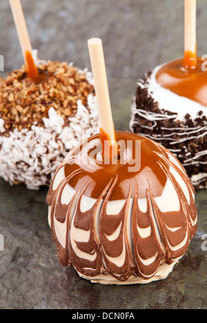 Köstlichen Toffee Äpfel mit Strudeln, Nüssen und Schokolade verziert Stockfoto