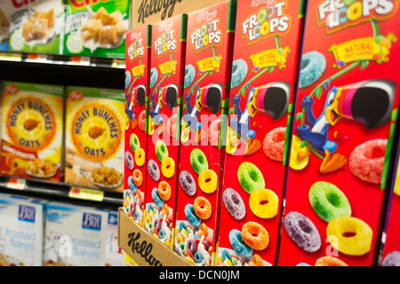 Eine Anzeige von Frühstücks-Cerealien Kellogg und Post ist in einem Supermarkt in New York gesehen. Stockfoto