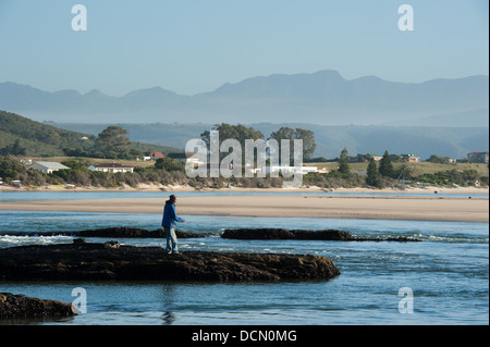 Fischer in der Lagune in Plettenberg Bay, Südafrika Stockfoto