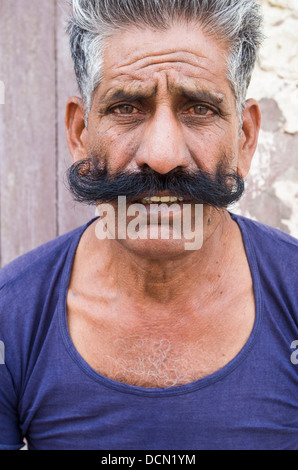 Indischer Mann mit großen buschigen Schnurrbart Rajashtan Meherangarh Fort - Jodhpur, Indien Stockfoto