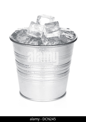 Eimer mit Eiswürfeln. Isoliert auf weißem Hintergrund Stockfoto