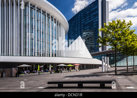 Die Philharmonie (links) und das Europäische Konferenz & Kongress-Zentrum in Luxemburg-Stadt. Stockfoto