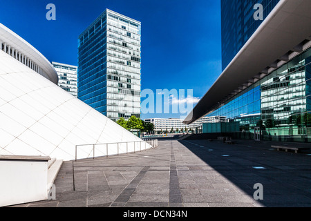 Die Europäische Konferenz & Kongresszentrum (rechts) und Teil (links) die Philharmonie in Luxemburg-Stadt. Stockfoto