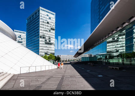 Die Europäische Konferenz & Kongresszentrum (rechts) und Teil (links) die Philharmonie in Luxemburg-Stadt. Stockfoto