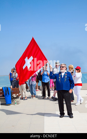 Pilatus Berg - Juli 13: unbekannter Mann zeigt traditionelle Schweizer 'werfen' am 13. Juli 2013 Auf dem Gipfel des Pilatus, Schweiz. Flagge twirling ist eine der ältesten Schweizer Sport. Stockfoto