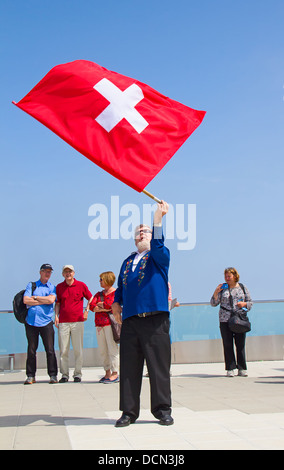 Pilatus Berg - Juli 13: unbekannter Mann zeigt traditionelle Schweizer 'werfen' am 13. Juli 2013 Auf dem Gipfel des Pilatus, Schweiz. Flagge twirling ist eine der ältesten Schweizer Sport. Stockfoto