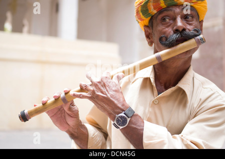 Mann spielen Bansuri traditionellen Bambus Querflöte Rajashtan Meherangarh Fort - Jodhpur, Indien Stockfoto