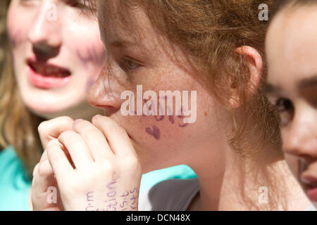 Leicester Square, London, UK. 20. August 2013.  Ein Jugendlicher Fan von One Direction Sänger Louis Tomlinson wie Tausende Fans vor einer Richtung Welt sammeln premiere "Das sind wir" in Leicester Square Credit: Amer Ghazzal/Alamy Live-Nachrichten Stockfoto