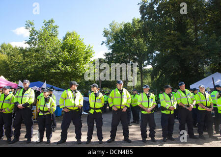 Balcombe, West Sussex, England, UK. 20. August 2013.  Polizei bewachen den Eingang gegen Fracking Demonstranten außerhalb der Cuadrilla Bohrstelle in Balcombe. Bildnachweis: Jeff Gilbert/Alamy Live-Nachrichten Stockfoto