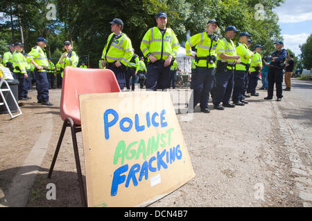 Balcombe, West Sussex, England, UK. 20. August 2013.  Polizei bewachen den Eingang gegen Fracking Demonstranten außerhalb der Cuadrilla Bohrstelle in Balcombe. Bildnachweis: Jeff Gilbert/Alamy Live-Nachrichten Stockfoto