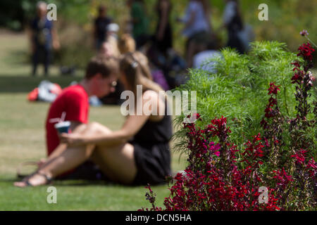 Hyde Park, London, UK. 20. August 2013. Leute, Sonnenbaden im Hyde Park wie Londoner genießen Sie den Sonnenschein und warmem Wetter in der Hauptstadt Credit: Amer Ghazzal/Alamy Live-Nachrichten Stockfoto