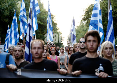 Thessaloniki, Griechenland. 20. August 2013. Mitglieder der griechischen rechtsextremen Organisationen protestieren außerhalb der türkischen Konsulat anlässlich der Einweihung des renovierten Museum von Kemal Atatürk, Thessaloniki, Griechenland. 20. August 2013. Bildnachweis: Konstantinos Tsakalidis/Alamy Live-Nachrichten Stockfoto