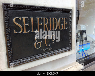 SELFRIDGES Typenschild außerhalb des Unternehmens-Flagship-Store auf der Oxford Street, London. Foto Tony Gale Stockfoto